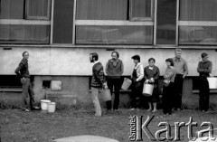 1982, Kraków, Polska.
Stan wojenny. Mieszkańcy Hotelu Asystenckiego w Miasteczku Studenckim AGH stoją w kolejce po wodę pod budynkiem Domu Studenckiego 