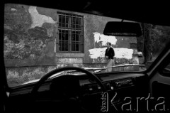 1982, Kraków, Polska.
Mężczyzna przechodzi obok zamalowanego farbą muru. 
Fot. Piotr Dylik, zbiory Ośrodka KARTA