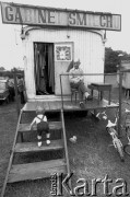 1982, Kraków, Polska.
Cyrk. Mały chłopiec wchodzi po schodkach prowadzących do cyrkowego baraku, w którym urządzono Gabinetu Śmiechu.
Fot. Piotr Dylik, zbiory Ośrodka KARTA