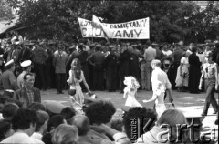 22.06.1983, Kraków, Polska
Wierni czekają na przejazd Jana Pawła II, nad ich głowami widać transparent z napisem 