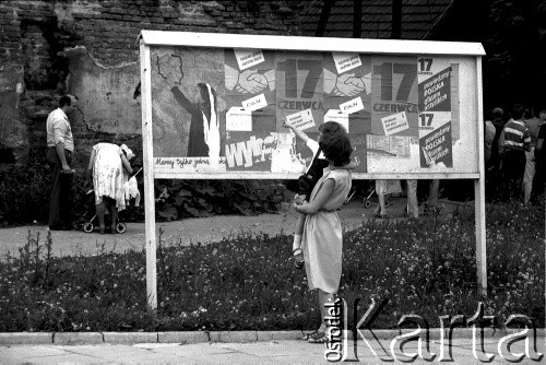 Czerwiec 1984, prawdopodobnie Kraków, Polska
Przed wyborami do rad narodowych (17 czerwca 1984) - kobieta w czasie lektury plakatów (