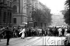 1984, Kraków, Polska.
Demonstracja uliczna, uczestnicy wzywają do bojkotu zbliżających się wyborów do rad narodowych (17.06.1984). 
Fot. Piotr Dylik, zbiory Ośrodka KARTA