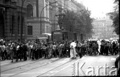 1984, Kraków, Polska.
Demonstracja uliczna, uczestnicy wzywają do bojkotu zbliżających się wyborów do rad narodowych (17.06.1984). 
Fot. Piotr Dylik, zbiory Ośrodka KARTA