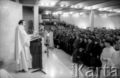 1984, Mistrzejowice, Kraków, Polska.
Ksiądz Kazimierz Jancarz koncelebruje mszę świętą za ojczyznę w kościele św. Maksymiliana Kolbe.
Fot. Piotr Dylik, zbiory Ośrodka KARTA