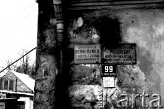 1985, Kraków, Polska.
Tabliczki reklamowe na budynku: 