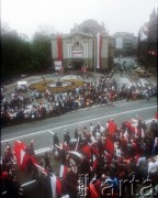 1.05.1986, Katowice, Polska.
Pochód pierwszomajowy przechodzi obok Teatru Śląskiego.
Fot. Piotr Dylik, zbiory Ośrodka KARTA