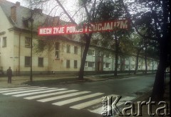 1.05.1986 , Katowice, Polska.
Święto 1 maja, nad ulicą rozwieszono transparent: 