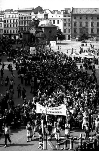 Sierpień 1987, Kraków, Polska
VII Piesza Pielgrzymka Krakowska na Jasną Górę na Rynku Głównym.
Fot. Piotr Dylik, zbiory Ośrodka KARTA