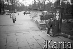 1988, Kraków, Polska.
Dzieci bawią się w Parku Krakowskim na Krowodrzy.
Fot. Piotr Dylik, zbiory Ośrodka KARTA