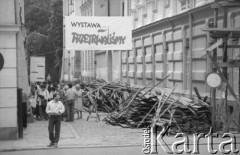 1989, Kraków, Polska.
Transparent promujący solidarnościową wystawę 
