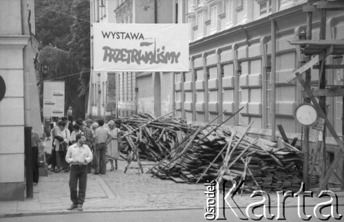 1989, Kraków, Polska.
Transparent promujący solidarnościową wystawę 