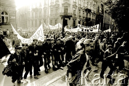 1989, Kraków, Polska.
Demonstracja - uczestnicy niosą transparenty z napisami 