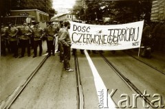 1989, Polska.
Demonstracja Niezależnego Zrzeszenia Studentów pod konsulatem ZSRR. Studenci niosą transparent z napisem: 