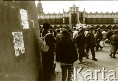 1989, Kraków, Polska.
Demonstracja na Rynku Starego Miasta. Na murze hasło: 