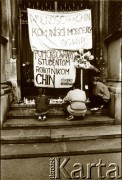 1989, Kraków, Polska.
Protest przeciwko krwawemu stłumieniu manifestacji studentów na placu Tian'anmen w Pekinie. Do krat przypięto transparenty: 