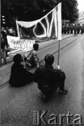 1989, Polska.
Demonstracja Niezależnego Zrzeszenia Studentów pod konsulatem ZSRR. Mężczyźni trzymają transparenty z hasłami 