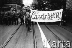 1989, Polska.
Demonstracja Niezależnego Zrzeszenia Studentów pod konsulatem ZSRR. Uczestnicy niosą transparent z napisem 