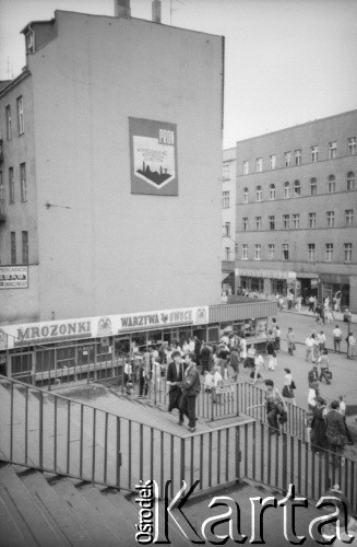 1989, Katowice, Polska
Widok na schody prowadzące na placyk. W tle blok , na którym wisi tablica z logo PRON-u i hasłem 