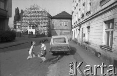 1989, Kraków, Polska
Dziewczynki na jednej z ulic krakowskiego Kazimierza.
Fot. Piotr Dylik, zbiory Ośrodka KARTA