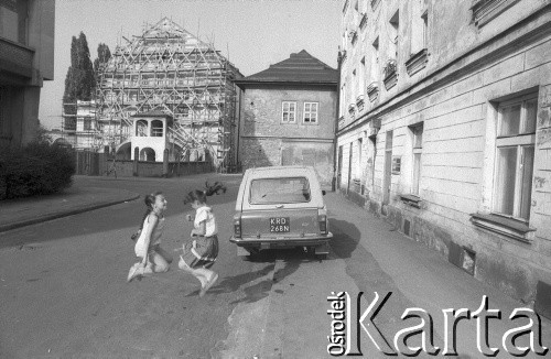 1989, Kraków, Polska
Dziewczynki na jednej z ulic krakowskiego Kazimierza.
Fot. Piotr Dylik, zbiory Ośrodka KARTA