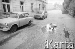 1989, Kraków, Polska
Dziewczynka na jednej z ulic krakowskiego Kazimierza.
Fot. Piotr Dylik, zbiory Ośrodka KARTA