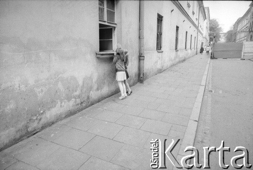 1989, Kraków, Polska
Dziewczynki na jednej z ulic krakowskiego Kazimierza.
Fot. Piotr Dylik, zbiory Ośrodka KARTA