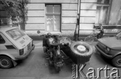 1989, Kraków, Polska.
Motocykl zaparkowany między maluchami.
Fot. Piotr Dylik, zbiory Ośrodka KARTA
