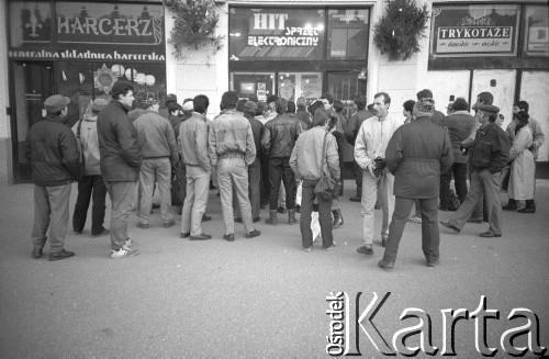 1989, Kraków, Polska.
Tłum przed sklepem ze sprzętem elektronicznym 