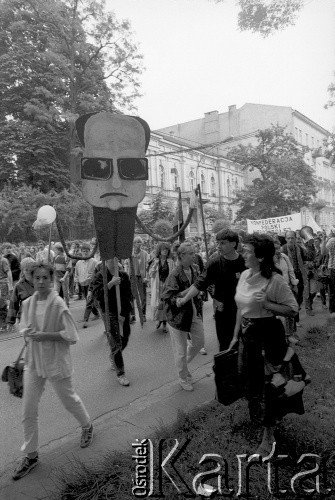 1989, Kraków, Polska.
Demonstranci niosą kukłę Wojciecha Jaruzelskiego.W tle transparent z hasłem 