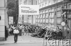 1989, Kraków, Polska.
Transparent promujący wystawę 