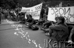 1989, Polska.
Demonstracja Niezależnego Zrzeszenia Studentów pod konsulatem ZSRR.
Fot. Piotr Dylik, zbiory Ośrodka KARTA