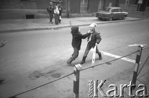 1989, Kraków, Polska
Chłopcy na jednej z ulic Kazimierza. 
Fot. Piotr Dylik, zbiory Ośrodka KARTA