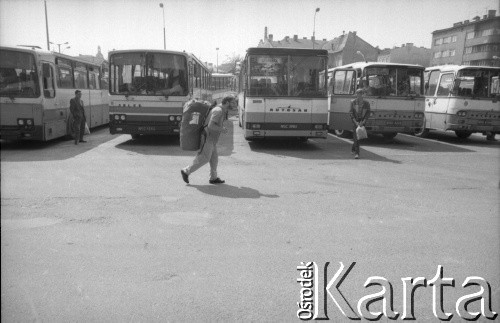 1989, Kraków, Polska
Dworzec autobusowy. 
Fot. Piotr Dylik, zbiory Ośrodka KART