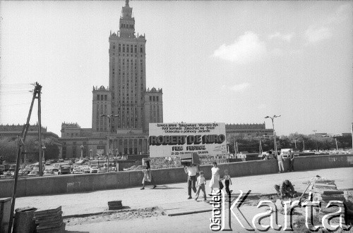 1989, Warszawa, Polska
Układanie chodnika przy ulicy Marszałkowskiej. W tle Pałac Kultury i Nauki oraz plakat promujący 