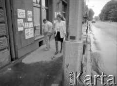 1989, Polska.
Wybory parlamentarne - kobieta przechodzi obok ogłoszeń wyborczych. Mija mężczyznę czytającego listy wyborcze.
Fot. Piotr Dylik, zbiory Ośrodka KARTA