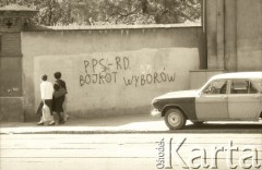1989, Polska.
Wybory parlamentarne - napis na murze: 