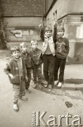 1989, Polska.
Wybory parlamentarne - chłopcy pozują do zdjęcia, w głębi plakat NSZZ 