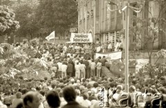 1989, Polska.
Tłum zgromadzony na wiecu NSZZ 