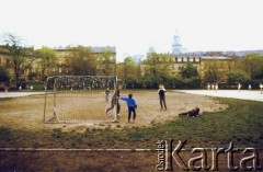 Po 1989, Kraków, Polska.
Chłopcy grają w piłkę na boisku na placu na Groblach.
Fot. Piotr Dylik, zbiory Ośrodka KARTA