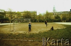 Po 1989, Kraków, Polska.
Chłopcy grają w piłkę na boisku na placu na Groblach.
Fot. Piotr Dylik, zbiory Ośrodka KARTA