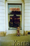 Po 1989, Kraków, Polska.
Kobieta przed witryną księgarni 