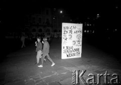 1989, Kraków, Polska.
Spotkanie środowiska anarchistycznego na Rynku Głównym. Na chodniku plakat z napisem 