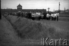 03.11.1985, Oświęcim, Polska.
Droga krzyżowa. Procesja wiernych. KL Auschwitz Birkenau. W głębi wartownia i brama główna.
Fot. Piotr Dylik, zbiory Ośrodka KARTA