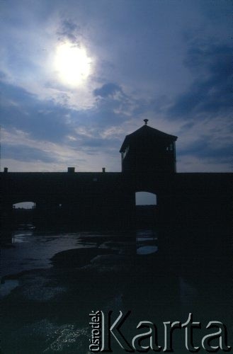 1990, Oświęcim, Polska.
KL Auschwitz Birkenau. Wartownia i brama główna.
Fot. Piotr Dylik, zbiory Ośrodka KARTA