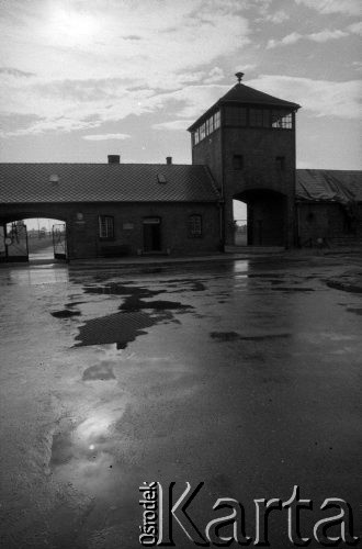 1991, Oświęcim, Polska.
KL Auschwitz Birkenau. Wartownia i brama główna.
Fot. Piotr Dylik, zbiory Ośrodka KARTA