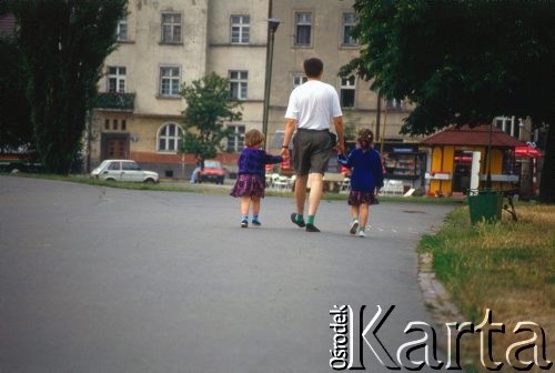 Lata 90., Kraków, Polska.
Zdjęcie mężczyzny z dziećmi.
Fot. Piotr Dylik, zbiory Ośrodka KARTA