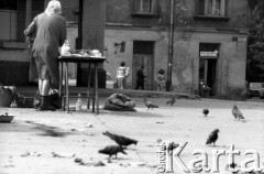 1979, Kraków, Polska.
Uliczny handel na Placu Nowym na Kazimierzu. 
Fot. Piotr Dylik, zbiory Ośrodka KARTA