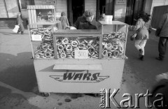 1990, Kraków, Polska.
Kobieta sprzedaje obwarzanki na stoisku przed wejściem do budynku Dworca Głównego.
Fot. Piotr Dylik, zbiory Ośrodka KARTA