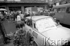 1990, Kraków, Polska.
Stary Kleparz. Sprzedaż śliwek w czekoladzie z samochodu marki Trabant.
Fot. Piotr Dylik, zbiory Ośrodka KARTA