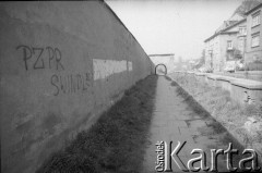 1990, prawdopodobnie Kraków, Polska.
Opozycyjne hasło na kamiennym murze: 